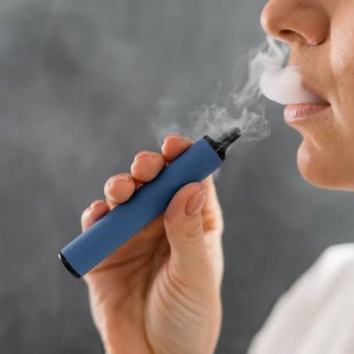 Projeto proíbe venda de cigarros eletrônicos e derivados do tabaco para nascidos a partir de 2009