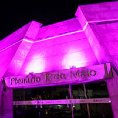 Ceará: Assembleia ganha iluminação especial alusiva à campanha Outubro Rosa