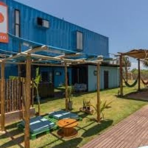 Empreendimento turístico na Praia do Futuro, em Fortaleza, adota arquitetura em contêiners