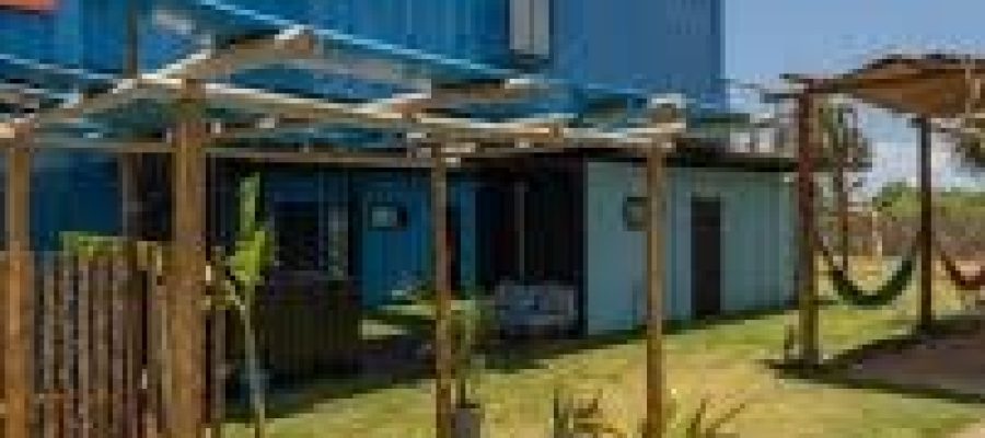 Empreendimento turístico na Praia do Futuro, em Fortaleza, adota arquitetura em contêiners