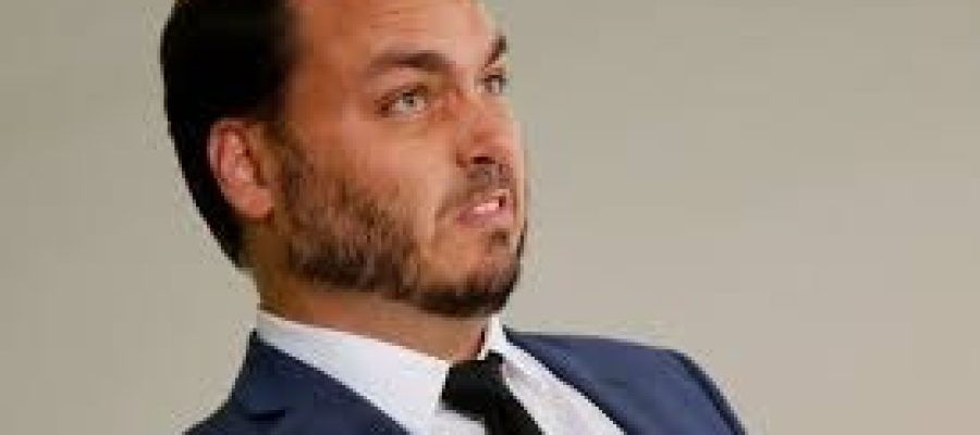 Carluxo, o esquisitão Bolsonaro, quer “apenas” as chaves que Flávio procura ter