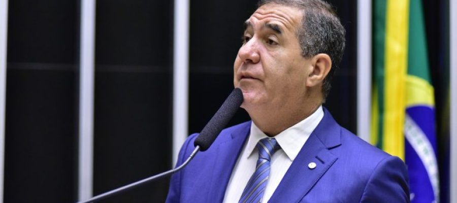 O PSD do Ceará com um pé em cada canoa
