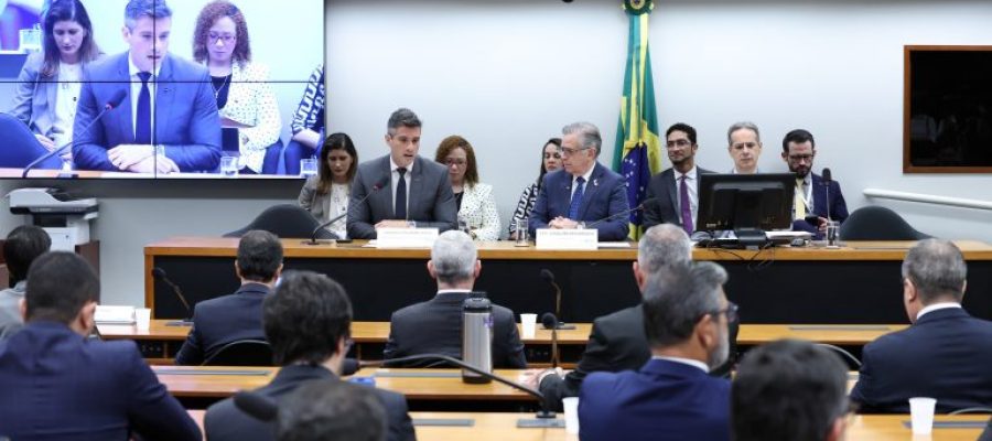 Governo faz na Câmara defesa técnica de leilões de energia; deputado cearense volta a atacar processo que trará investimento bilionário ao Estado