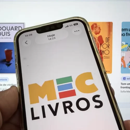 A Coluna do Roberto Maciel: “Livros não são besteira, ao contrário do que xingam os fascistas; são itens de primeira necessidade, vitais para a inteligência e a cidadania”