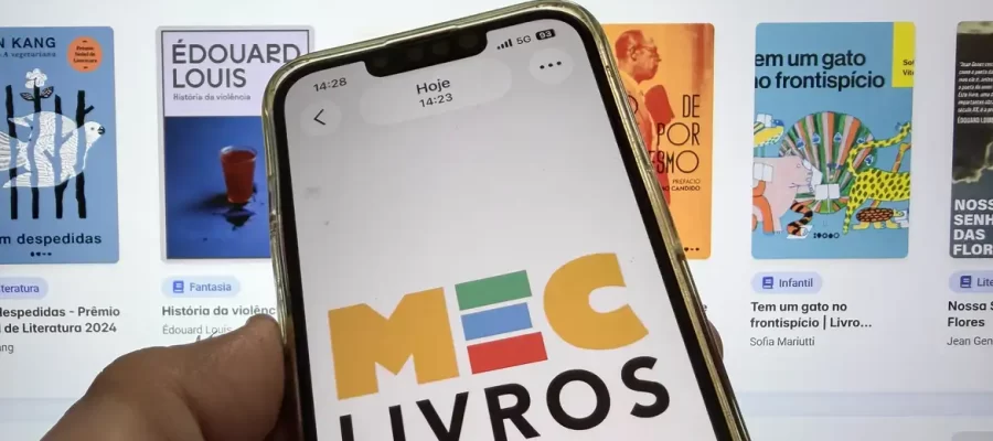 A Coluna do Roberto Maciel: “Livros não são besteira, ao contrário do que xingam os fascistas; são itens de primeira necessidade, vitais para a inteligência e a cidadania”