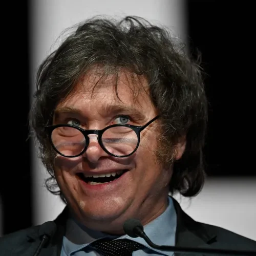 A Coluna do Roberto Maciel (sábado, 26.9): “Exemplo” para o bolsonarismo é Milei, sob quem a Argentina virou cemitério de empresas