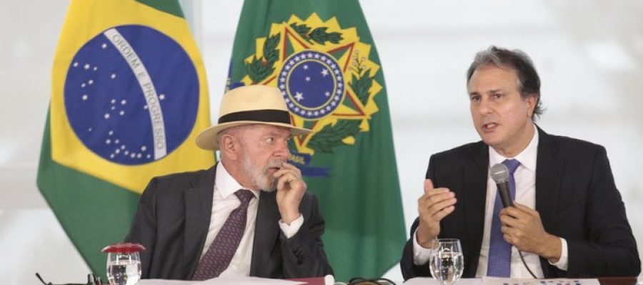 Educação com segurança e sem fake news: Lula sanciona lei que restringe uso de celulares nas escolas