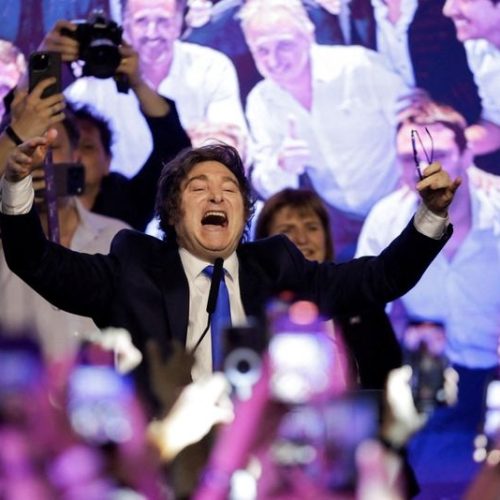 Milei consegue sobrevida: dólar oscila e peso argentino cresce 10% após eleição de domingo