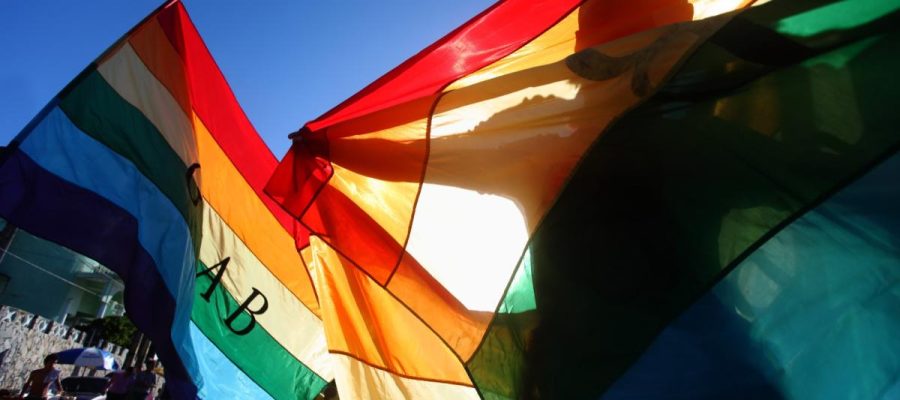“Combinando não morrer”: Parada Gay de Fortaleza destaca lutas contra o racismo e a violência