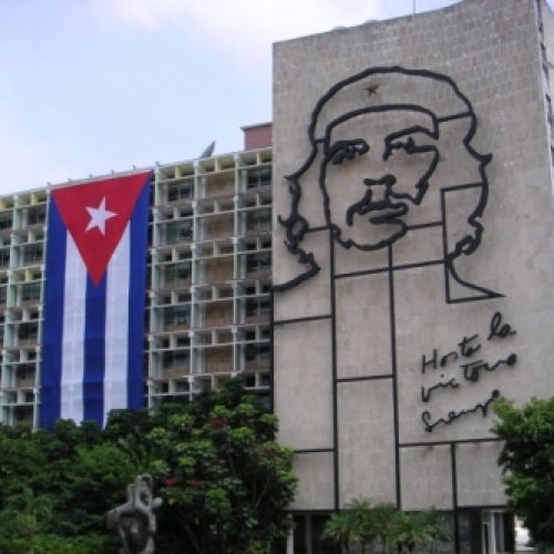 Governo de Cuba analisa movimentação militar dos EUA diante de ameaças de Donald Trump