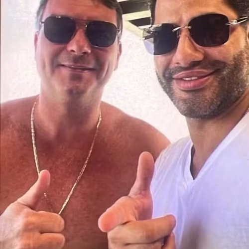 Foto de Flávio Bolsonaro com capanga de Vorcaro tem pinta de churrasco na piscina e é mais um elemento que mostra o caráter da extrema-direita