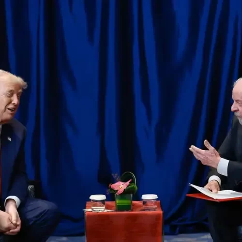 A Coluna do Roberto Maciel: “Lula e Trump: reunião que, fosse jogo ou guerra, poderia terminar em empate”