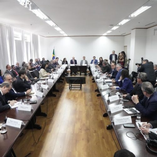 Governo Lula reúne setor produtivo para avaliar impacto e buscar soluções contra chantagem e tarifa extorsiva de Donald Trump