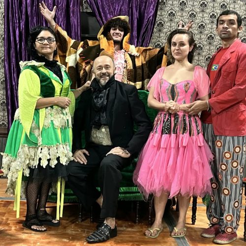 Vampiros e absurdos do cotidiano transformam o terror no espetáculo “Malasombro” em comédia política e antifascista